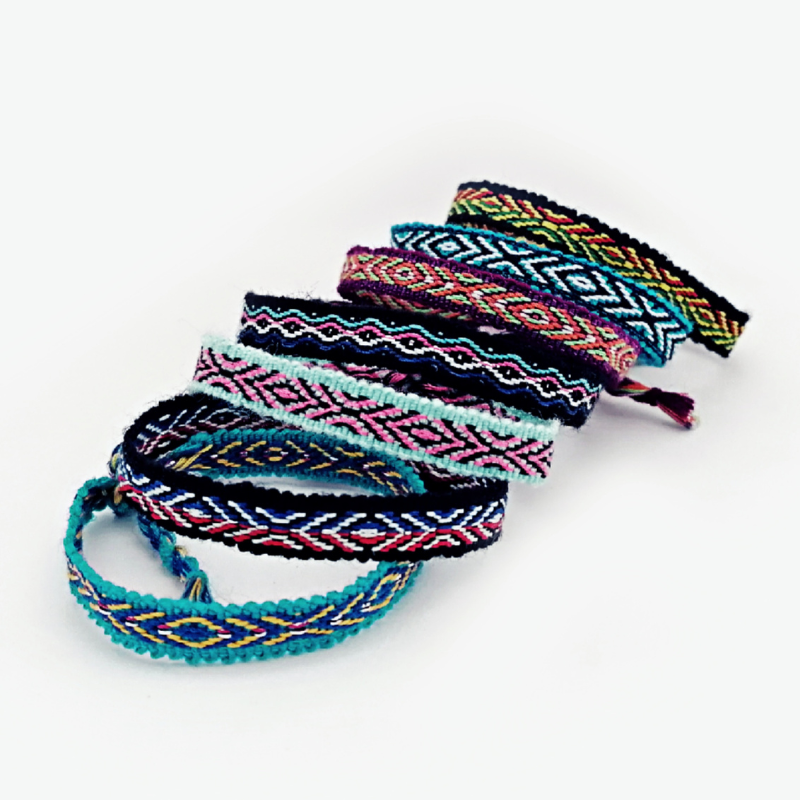 Brățară țesută manual, design colorat și elegant