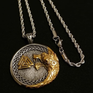 Colier viking din oțel inoxidabil cu pandantiv în formă de cap de lup și simbolul Valknut, semn al puterii și onoarei. Design autentic pentru iubitorii culturii nordice. Vikingii purtau talismane cu lupi pentru a-și canaliza spiritul de luptător și a obține protecția zeilor.