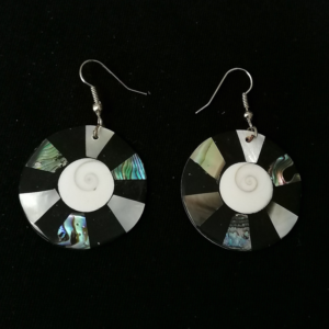 Cercei cu sidef natural lucrați manual în Ecuador. Design natural, eleganți și ușor de purtat