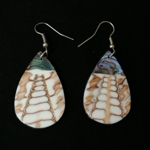 Cercei cu sidef natural lucrați manual în Ecuador. Design natural