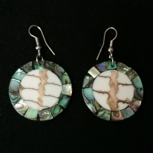 Cercei cu sidef natural lucrați manual în Ecuador. Design natural