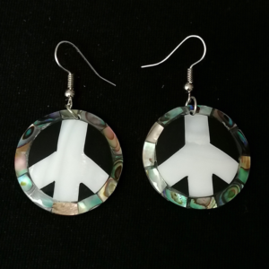 Cercei cu sidef natural lucrați manual în Ecuador. Design natural