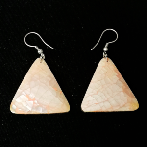 Cercei cu sidef natural lucrați manual în Ecuador. Design natural