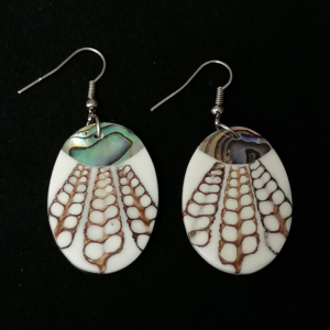 Cercei cu sidef natural lucrați manual în Ecuador. Design natural