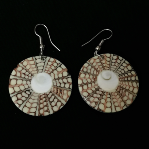 Cercei cu sidef natural lucrați manual în Ecuador. Design natural