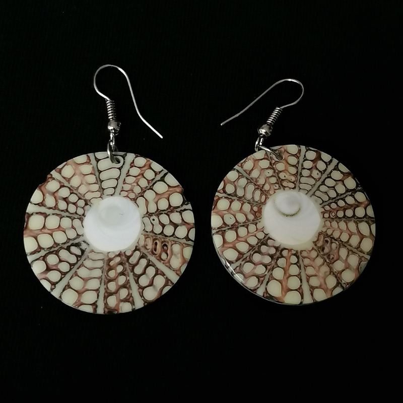 Cercei cu sidef natural lucrați manual în Ecuador. Design natural