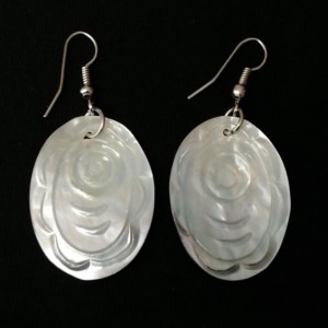 Cercei cu sidef natural lucrați manual în Ecuador. Design natural