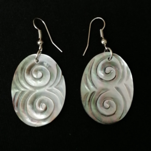 Cercei cu sidef natural lucrați manual în Ecuador. Design natural