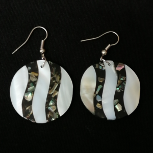 Cercei cu sidef natural lucrați manual în Ecuador. Design natural