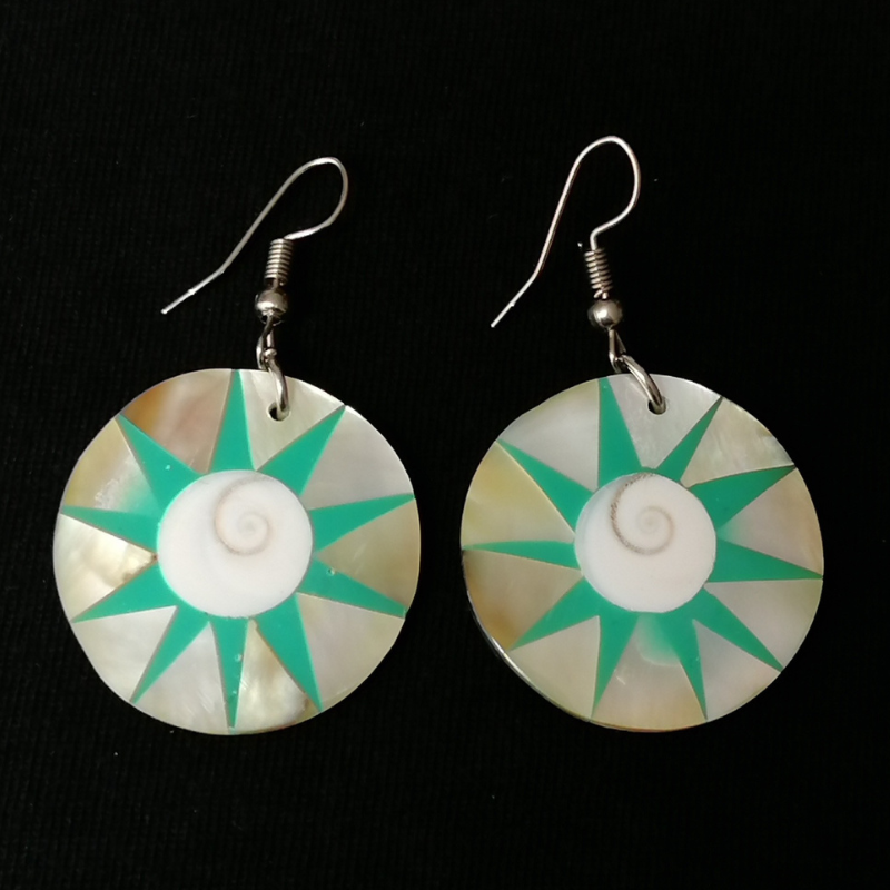 Cercei cu sidef natural lucrați manual în Ecuador. Design natural