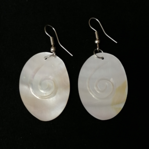 Cercei cu sidef natural lucrați manual în Ecuador. Design natural