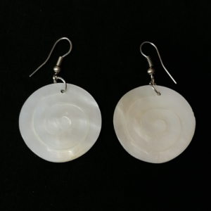 Cercei cu sidef natural lucrați manual în Ecuador. Design natural