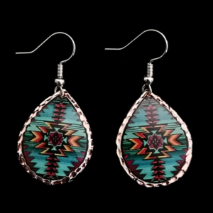 Pereche de cercei din cupru cu model geometric, fabricați în Turcia, cu tortițe de nichel și opritoare de silicon.