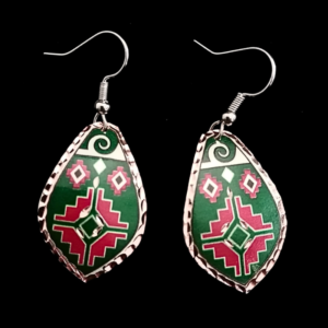 Pereche de cercei din cupru cu model geometric, fabricați în Turcia, cu tortițe de nichel și opritoare de silicon.