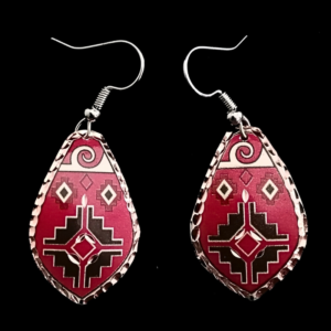 Pereche de cercei din cupru cu model geometric, fabricați în Turcia, cu tortițe de nichel și opritoare de silicon.